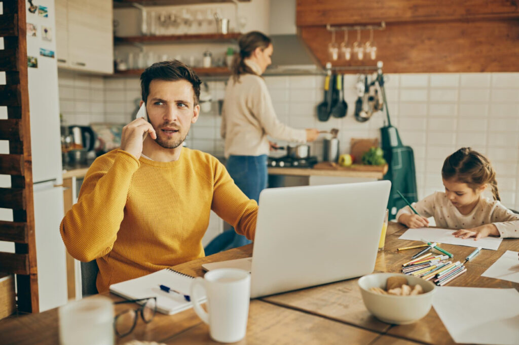 couple actifs avec enfant en télétravail à la maison