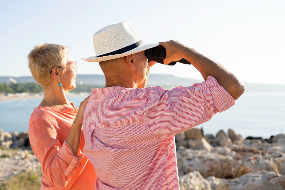 jeunes seniors en vacances à la mer