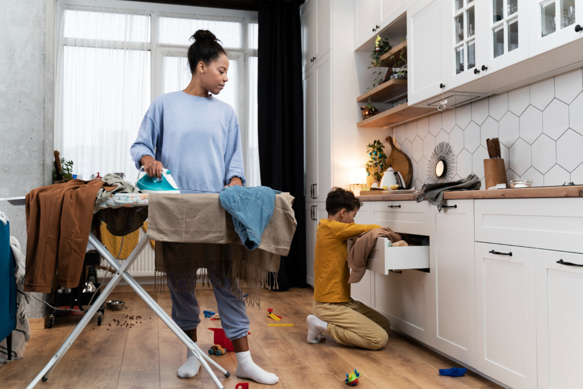 mere de famille qui fait repassage